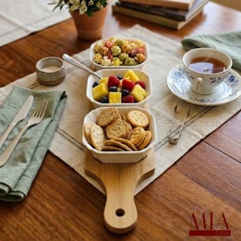 Conjunto Petisqueira de Cerâmica Branca com Tábua de Bambu e 3 Ramequins para Mesa Posta